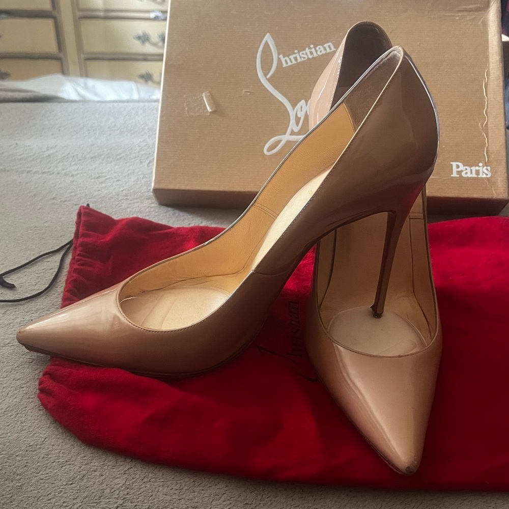 Christian Louboutin Décolleté Nude Patent Leather 100 pumps